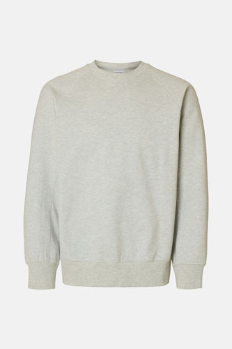 Grijze sweatshirt op witte achtergrond.
