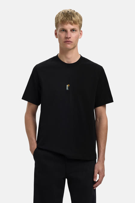 T-shirt noir à manches courtes de SELECTED, avec une petite image d'un téléphone sur la poitrine.