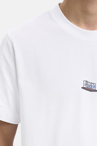 T-shirt blanc à manches courtes de SELECTED, avec un petit imprimé graphique en bas.