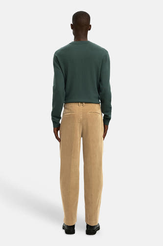 Pantalon brun de SELECTED, avec une texture corduroy, vu de derrière.