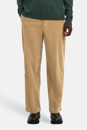 Pantalon corduroy marron de SELECTED, avec une texture côtelée grossière et une coupe décontractée.