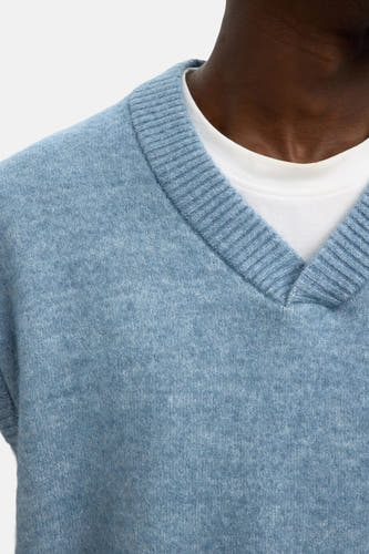 T-shirt bleu de SELECTED, avec un col V et porté sur un T-shirt blanc.