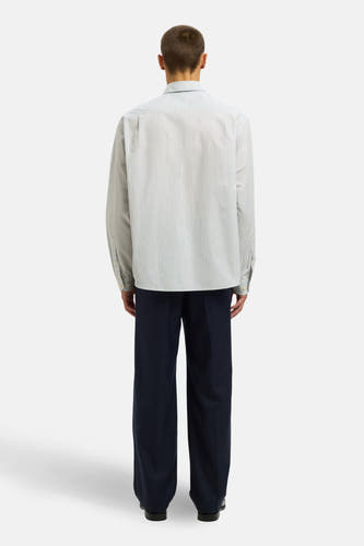Blouse blanche à carreaux avec manches longues de SELECTED, montrée en vue arrière avec un pantalon bleu marine.