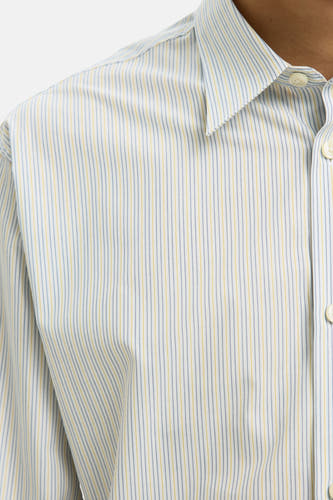 Chemise blanche à manches longues de SELECTED, rayée de lignes jaunes et bleues.