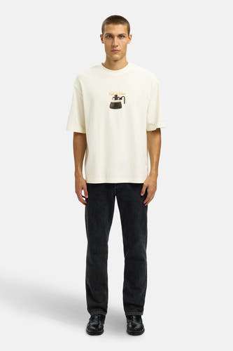 T-shirt écru à manches courtes de SELECTED, avec une illustration d'une cafetière et de jeans noirs.