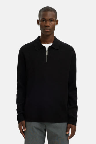 Pull-over noir avec col rond de SELECTED, doté d'une fermeture éclair argentée et d'un T-shirt blanc en dessous, porté avec un pantalon gris.