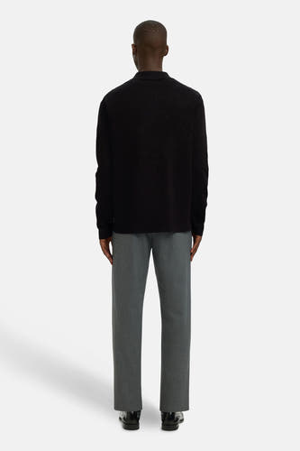 Sweat-shirt noir avec col rond de SELECTED, vu par derrière, associé à un pantalon gris.