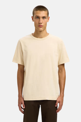 T-shirt beige à manches courtes de SELECTED, porté avec un pantalon marron.