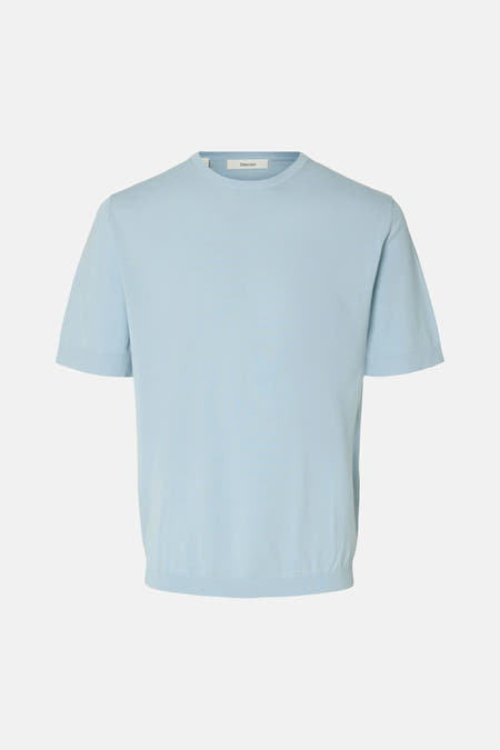 Pull bleu clair à col rond de SELECTED, finement tricoté avec des manches courtes et des ourlets côtelés.