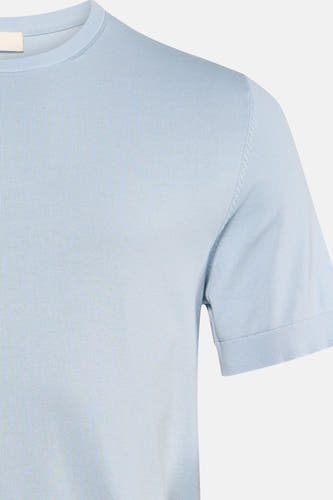 Pull bleu clair à col rond de SELECTED, avec une fine structure côtelée et des manches courtes à bords-côtes.