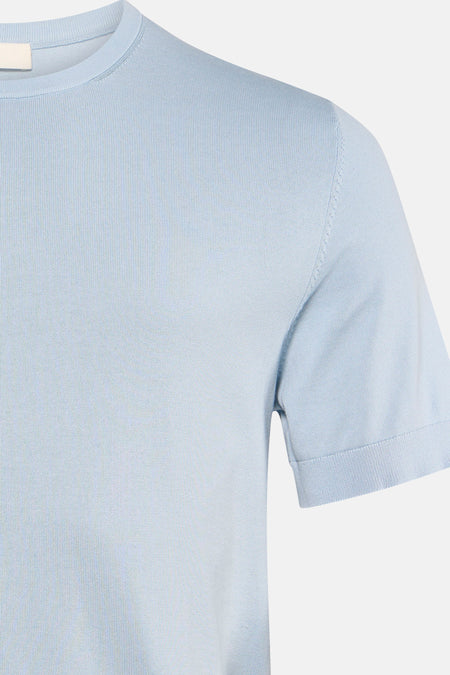Pull bleu clair à col rond de SELECTED, avec une fine structure côtelée et des manches courtes à bords-côtes.