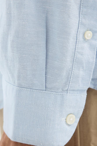 Chemise bleue à manches longues de SELECTED, avec fermeture boutonnée visible et tissu en coton texturé.