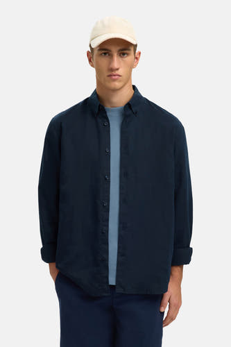 Chemise bleu foncé à manches longues de SELECTED, avec texture, col classique et fermeture boutonnée, portée sur un t-shirt blanc.