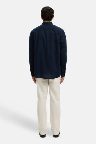 Chemise bleue à manches longues de SELECTED, vue de dos avec un pantalon clair.