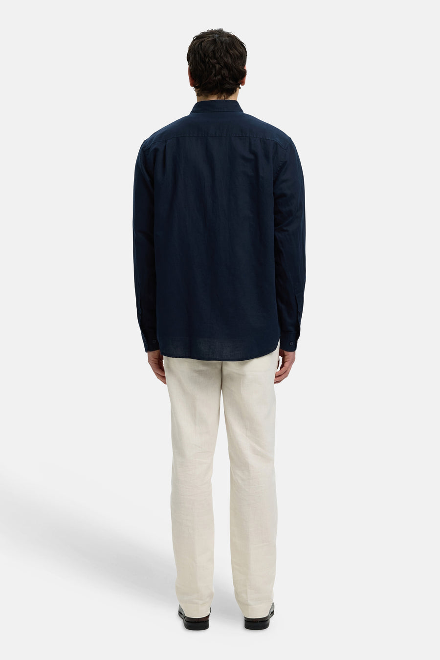 Chemise bleue à manches longues de SELECTED, vue de dos avec un pantalon clair.