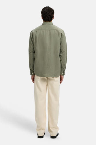 Chemise verte texturée à manches longues de SELECTED, vue arrière, portée avec un pantalon beige et des chaussures noires épaisses.