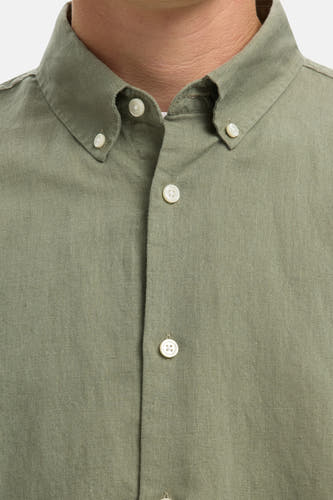 Chemise verte à manches longues de SELECTED, gros plan sur le col et la patte de boutonnage.