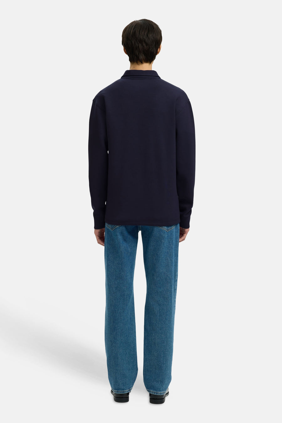 Pull bleu de SELECTED, vu de dos, combiné avec un jean bleu et des chaussures noires.