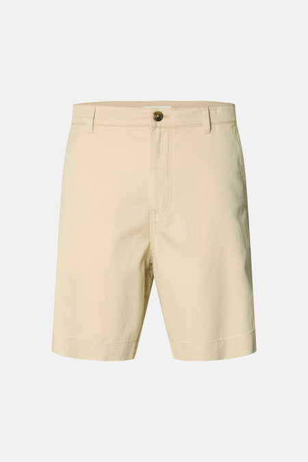 Short beige de SELECTED, de couleur unie et avec une fermeture à boutons.