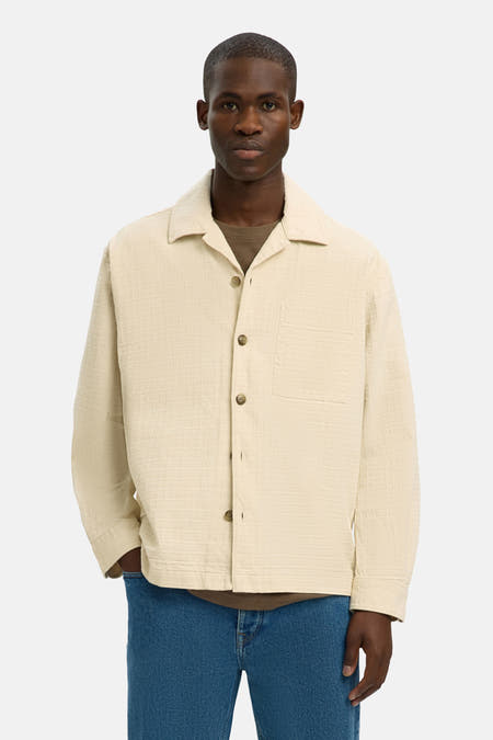 Ecru hemd van SELECTED, met lange mouwen, een borstzak en bruine knopen.