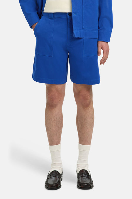 Short bleu de SELECTED, combiné avec une veste bleue, des chaussettes blanches et des chaussures marron.
