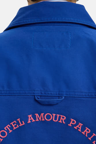 Veste bleue de SELECTED, avec un texte rose accrocheur "Hotel Amour Paris".