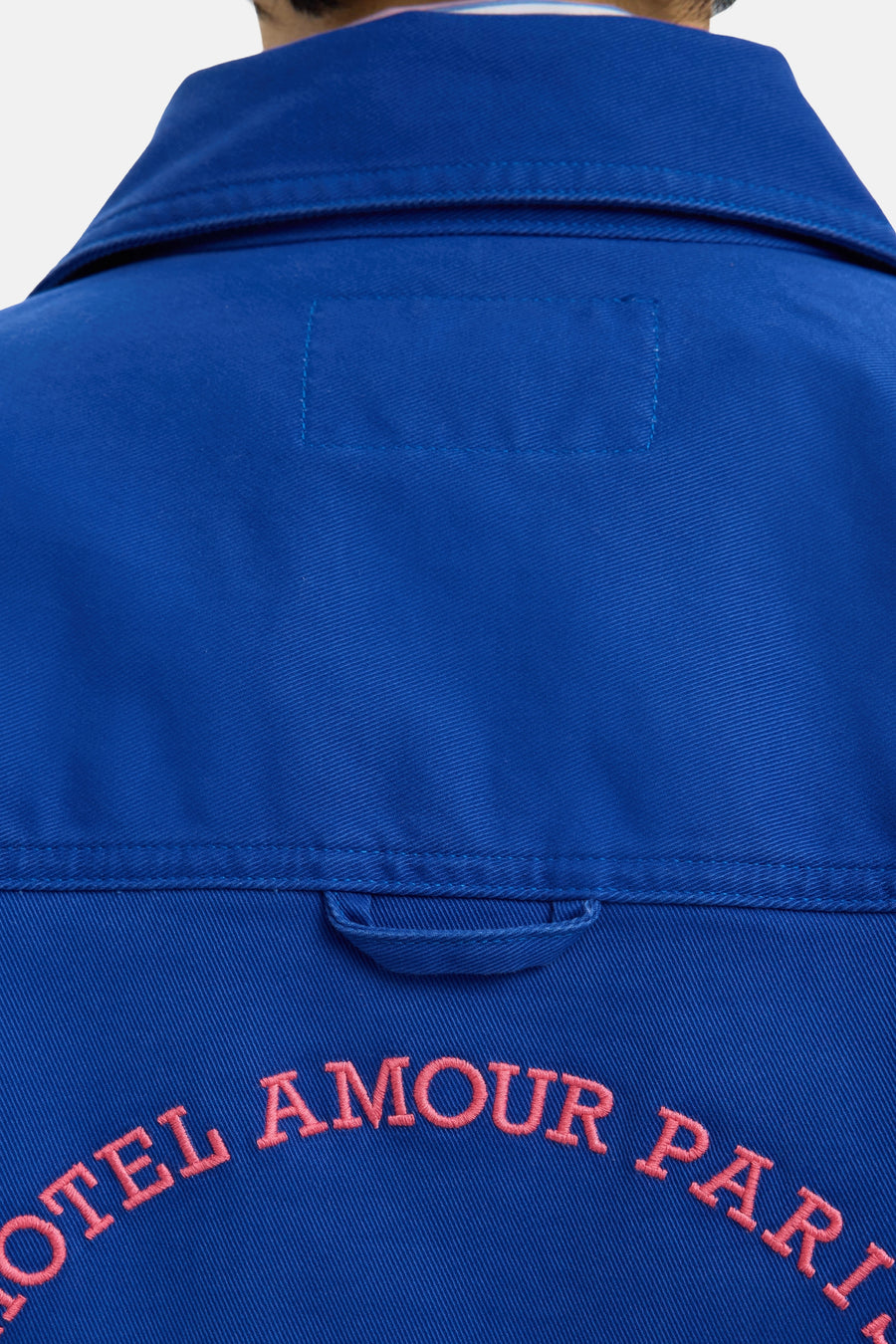 Veste bleue de SELECTED, avec un texte rose accrocheur "Hotel Amour Paris".