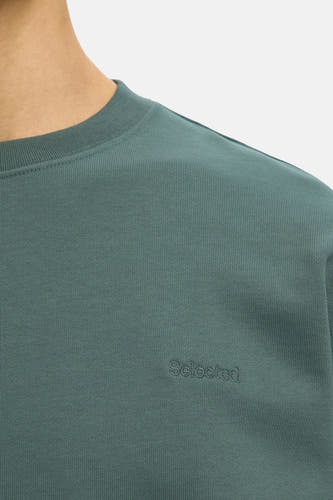 Pull vert de SELECTED avec col rond et logo subtilement brodé sur la poitrine.