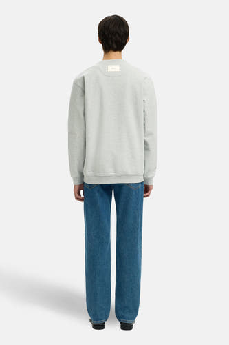Pull gris de SELECTED, à manches longues, combiné avec un jean bleu et des chaussures noires, vu de dos.