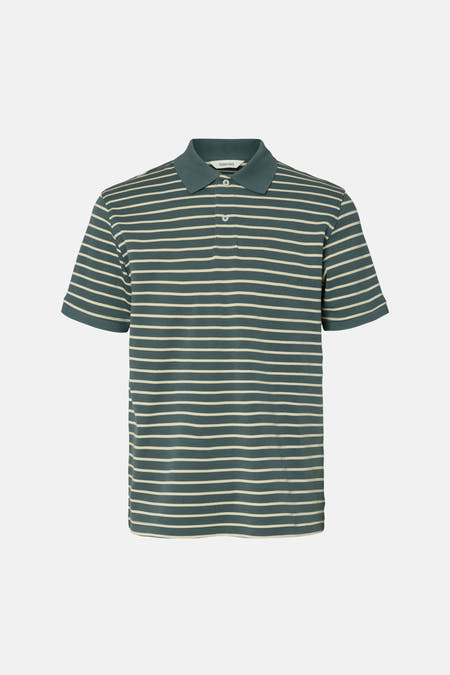 Polo verte à manches courtes de couleur verte de SELECTED, rayée de fines rayures beige clair, col classique et fermeture boutonnée.