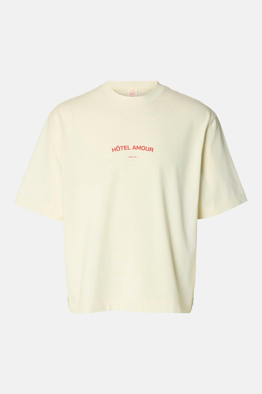 T-shirt écru de SELECTED, avec imprimé texte rouge "Hôtel Amour" sur la poitrine.
