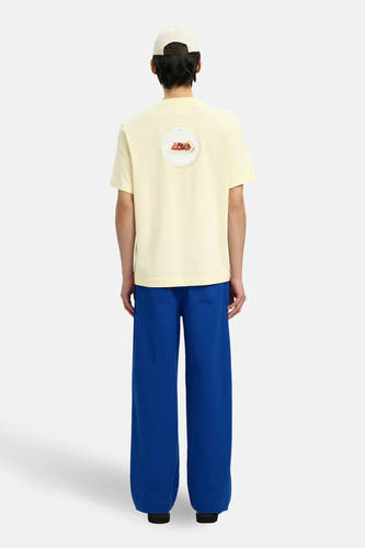 T-shirt à manches courtes de couleur écru de SELECTED, avec un imprimé d'une assiette de pâtisseries au dos.