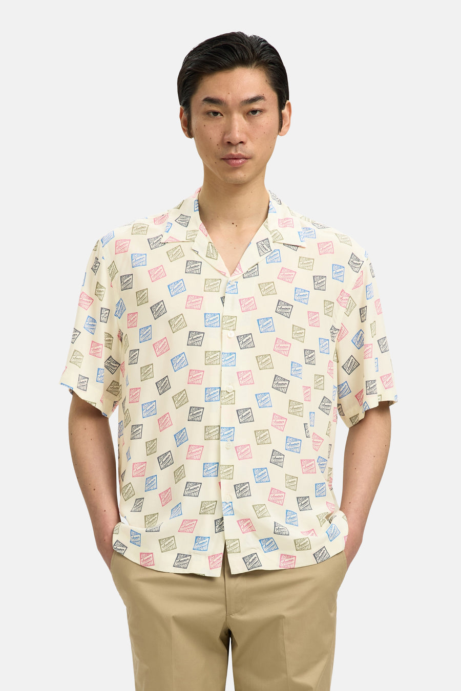 Chemise multicolore à manches courtes de SELECTED, à motif à blocs et portée avec un pantalon kaki et des chaussures en cuir.
