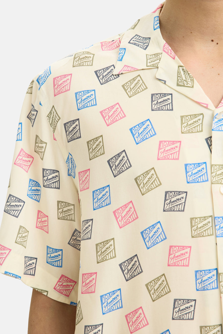 Chemise multicolore à manches courtes de SELECTED, avec un motif de motifs d'hôtel.