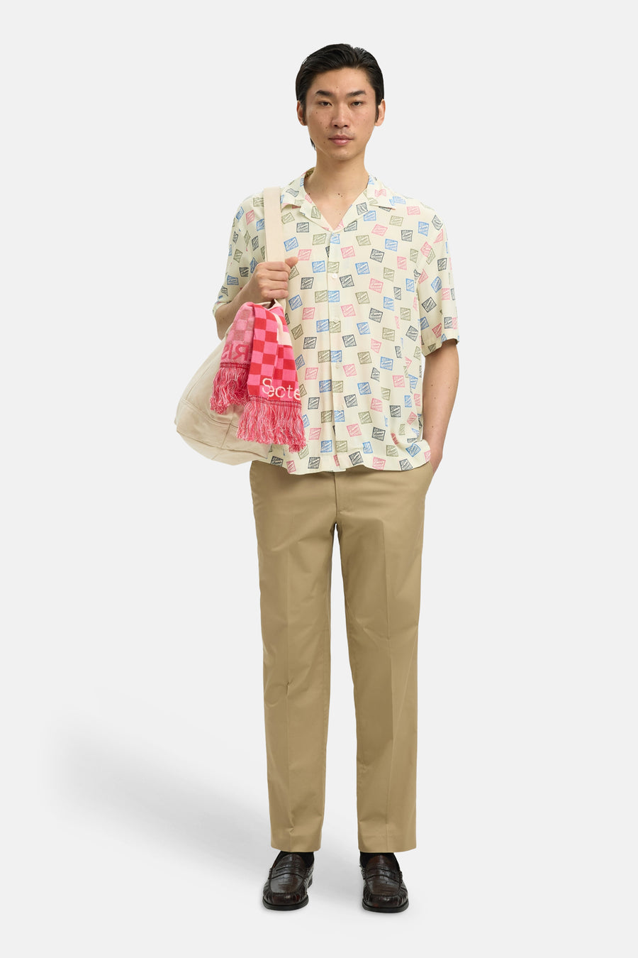 Chemise multicolore à manches courtes de SELECTED, avec un motif de blocs de couleur et portée avec un chino beige.