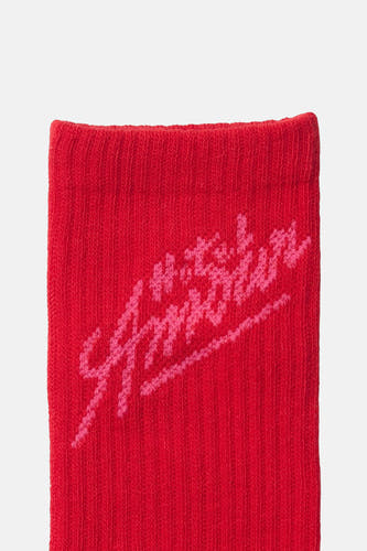 Chaussettes rouges SELECTED avec un imprimé texte rose accrocheur.