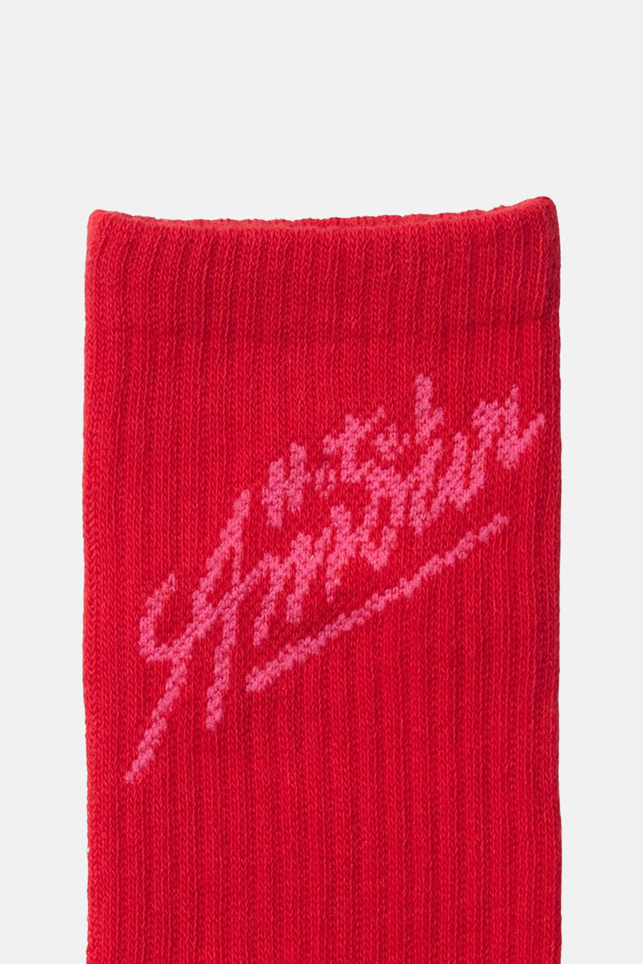 Chaussettes rouges SELECTED avec un imprimé texte rose accrocheur.