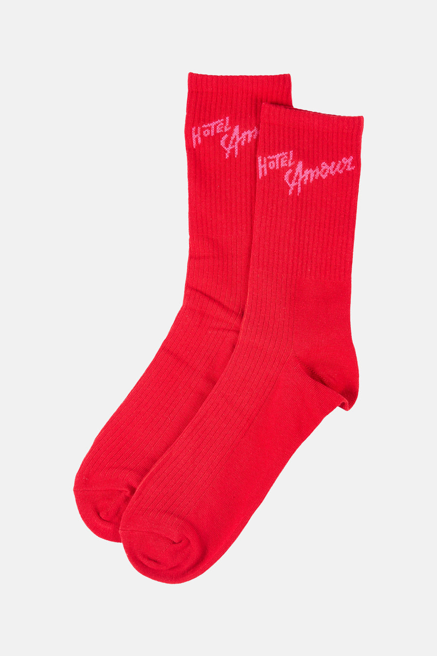 Chaussettes montantes rouges de SELECTED avec des côtes et le texte 'Hotel Amour' en rose.