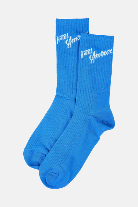 Chaussettes bleues de SELECTED avec texture côtelée et logo 'Hotel Amour'.