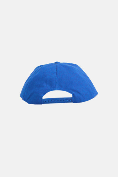 Blauwe pet van SELECTED, met verstelbare sluiting aan de achterkant.