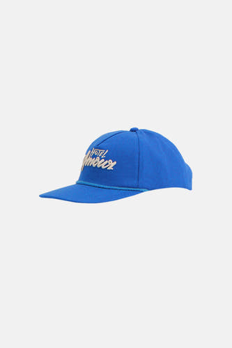 Casquette bleue de SELECTED, avec logo 'Hotel Amour' brodé et un détail de cordon bleu.