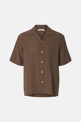 Chemise texturée marron à manches courtes de Selected, avec un col cubain et des boutons blancs.