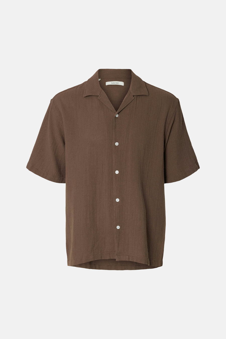 Chemise texturée marron à manches courtes de Selected, avec un col cubain et des boutons blancs.