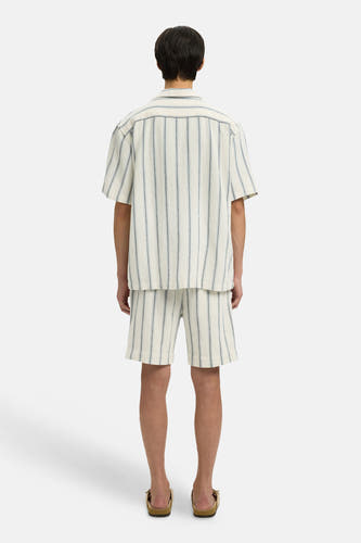 Chemise écru à manches courtes de SELECTED, avec rayures bleues verticales et short assorti.