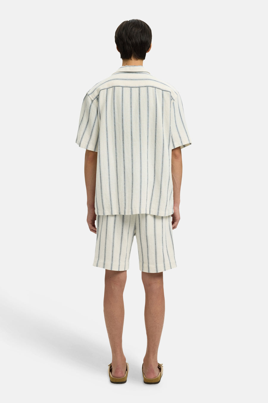 Chemise écru à manches courtes de SELECTED, avec rayures bleues verticales et short assorti.