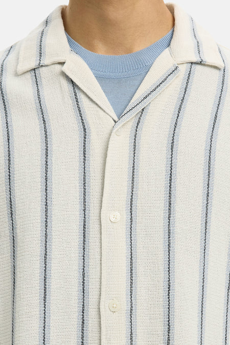 Chemise écrue à manches courtes et à rayures de SELECTED, portée sur un t-shirt bleu clair.