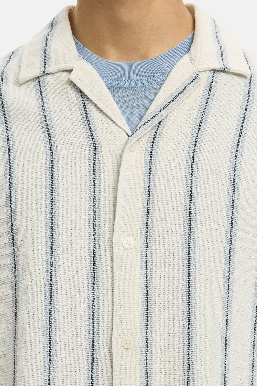 Chemise écrue à manches courtes et à rayures de SELECTED, portée sur un t-shirt bleu clair.