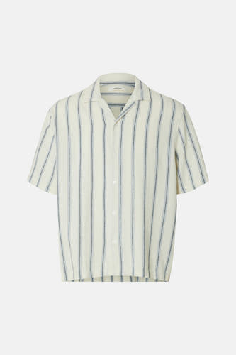 Chemise écru à manches courtes de SELECTED, avec des rayures bleues verticales et un col ouvert.