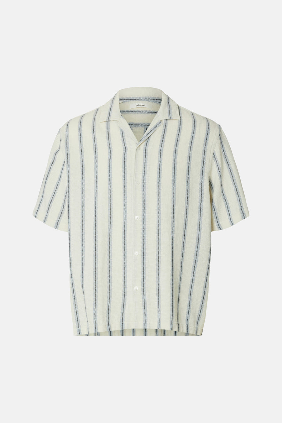 Chemise écru à manches courtes de SELECTED, avec des rayures bleues verticales et un col ouvert.