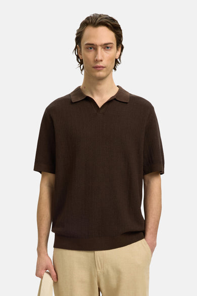 Polo marron de SELECTED, avec une texture fine et un col ouvert, combinée avec un pantalon beige.